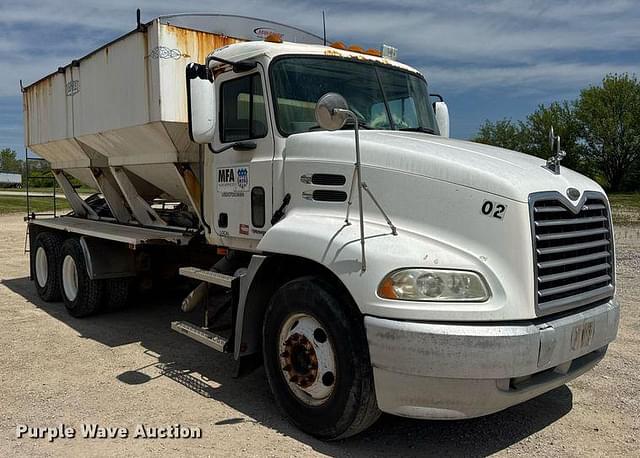 Image of Mack CX613 equipment image 2