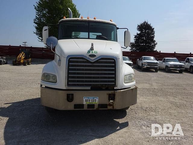 Image of Mack CX613 equipment image 4