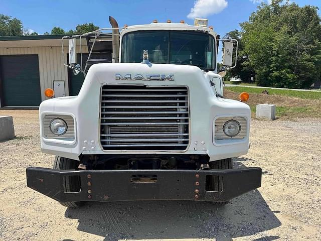 Image of Mack DM690S equipment image 1