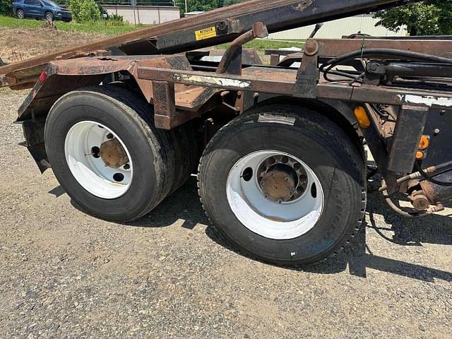 Image of Mack DM690S equipment image 4