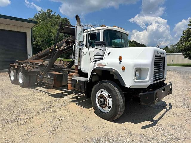 Image of Mack DM690S equipment image 2