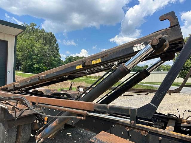 Image of Mack DM690S equipment image 3
