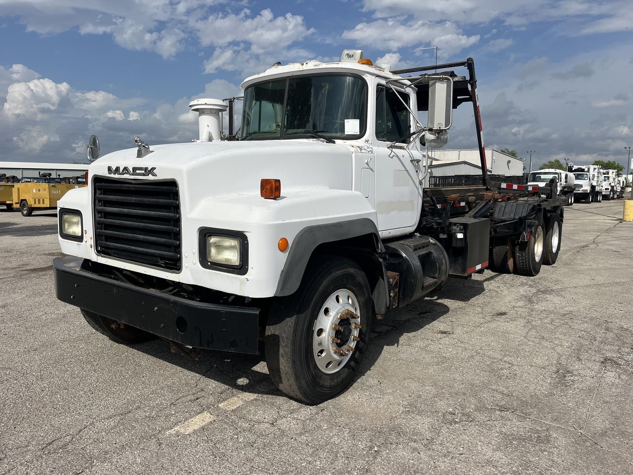 2002 Mack RD688S Equipment Image0
