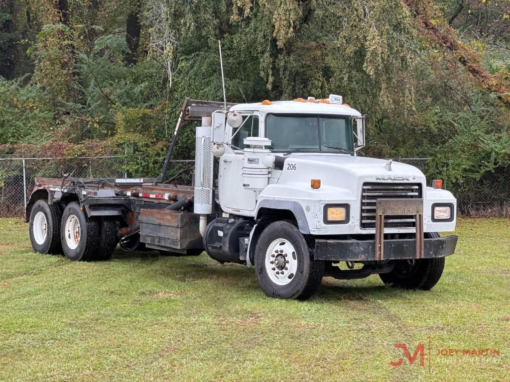 2002 Mack RD688S Equipment Image0