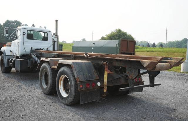 Image of Mack RD690S equipment image 2