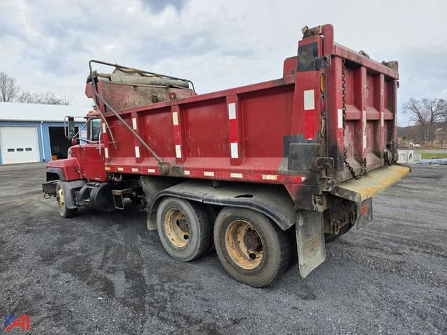 Image of Mack RD690S equipment image 2