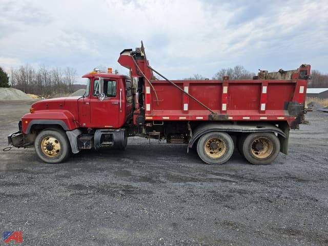 Image of Mack RD690S equipment image 1