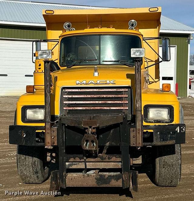 Image of Mack RD690S equipment image 1