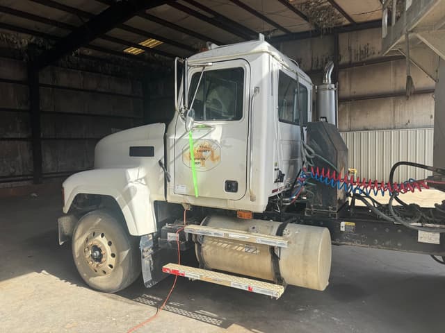 Image of Mack CH equipment image 2