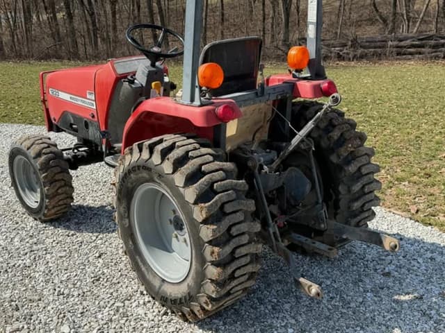 Image of Massey Ferguson 1233 equipment image 2