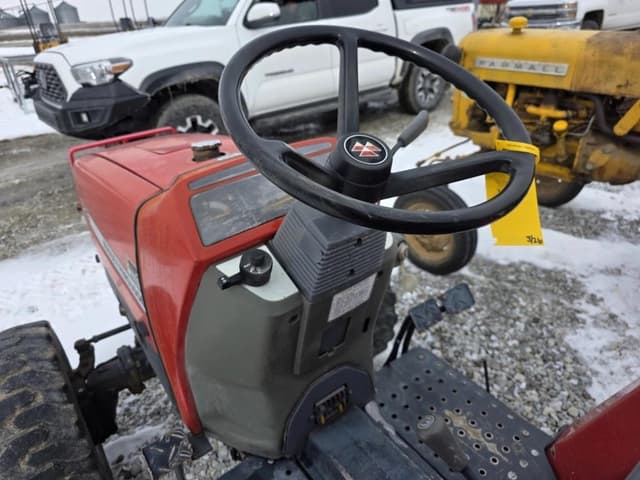 Image of Massey Ferguson 1233 equipment image 4