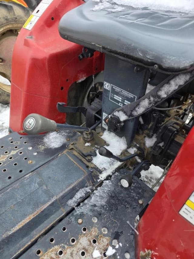 Image of Massey Ferguson 1233 equipment image 3