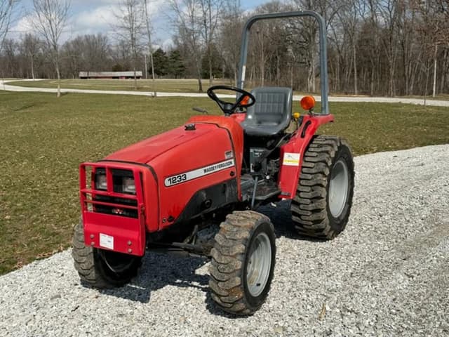Image of Massey Ferguson 1233 equipment image 1