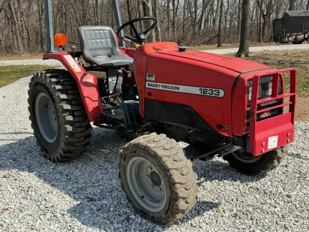 2002 Massey Ferguson 1233 Equipment Image0