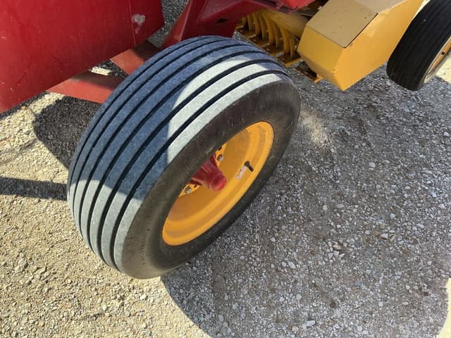 Image of New Holland 575 equipment image 3