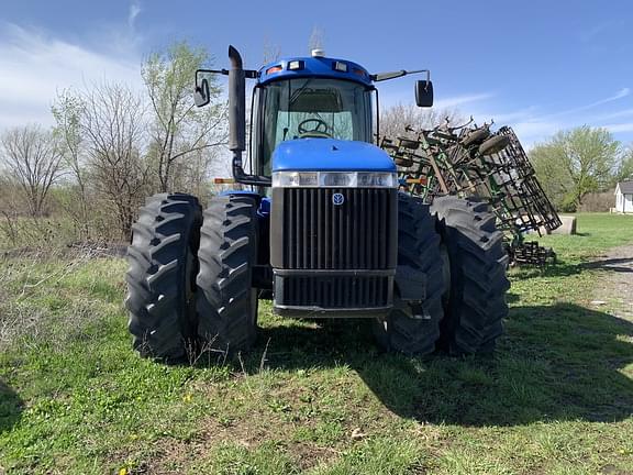 Image of New Holland TJ325 equipment image 2