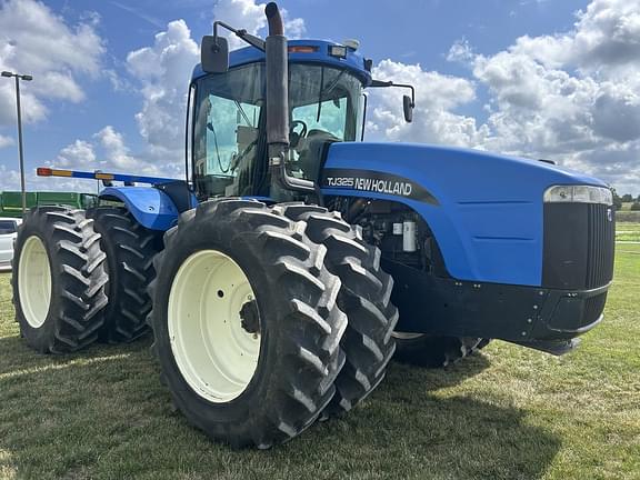 Image of New Holland TJ325 equipment image 3