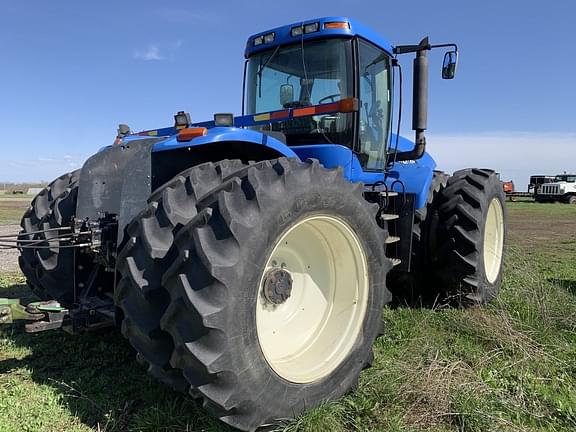 Image of New Holland TJ325 equipment image 4