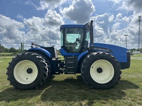 Image of New Holland TJ325 equipment image 4