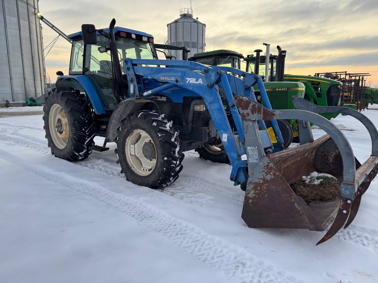 2002 New Holland TM125 Equipment Image0