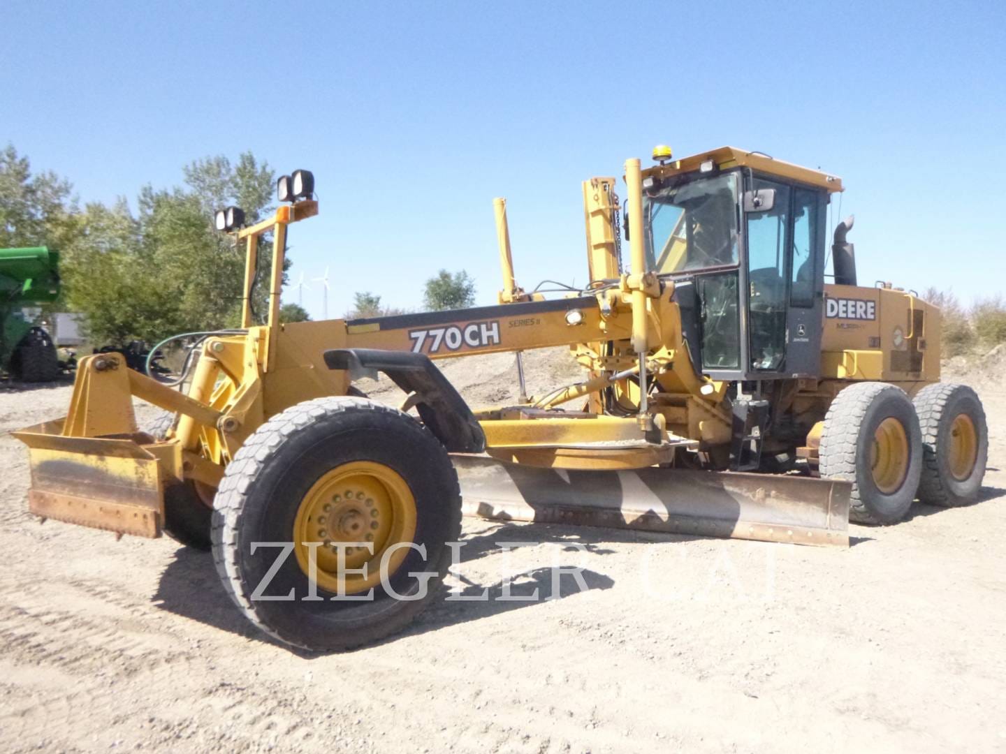 2002 John Deere 770C Equipment Image0