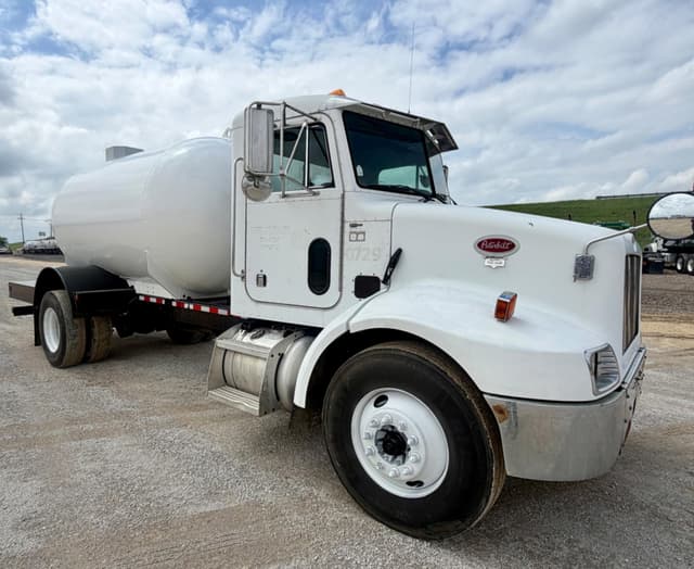 Image of Peterbilt 330 equipment image 2