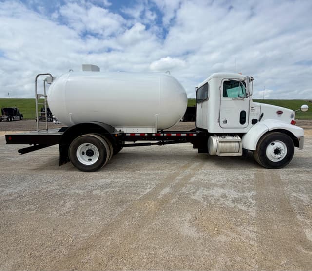 Image of Peterbilt 330 equipment image 3