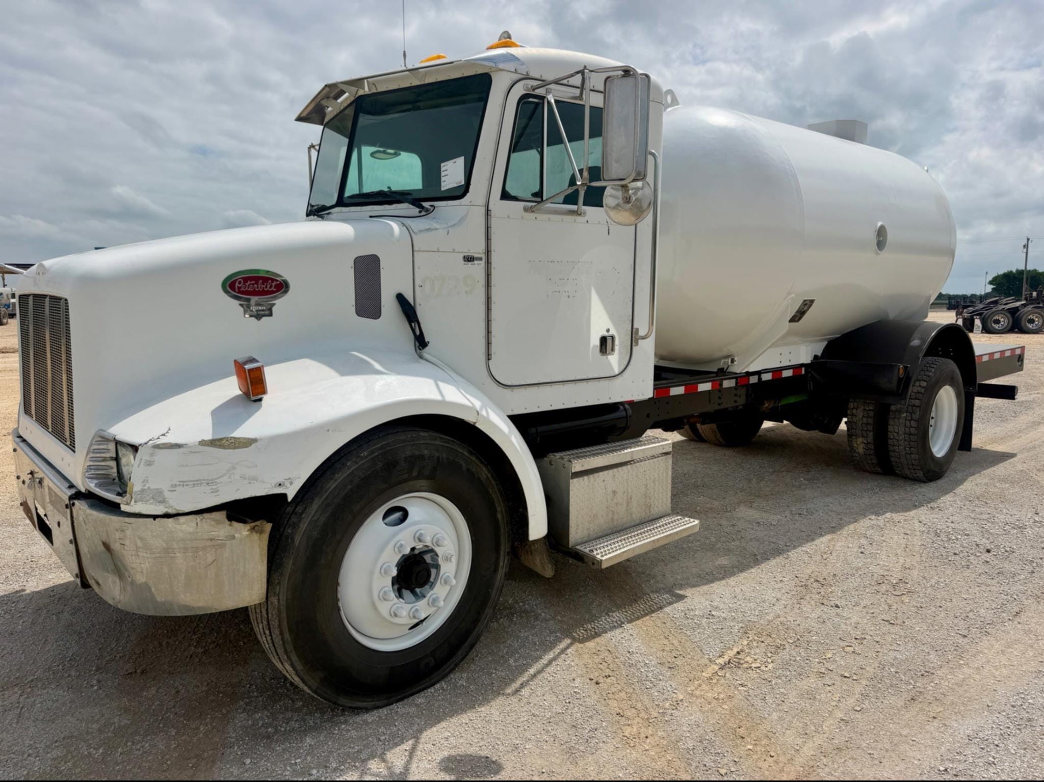 2002 Peterbilt 330 Equipment Image0