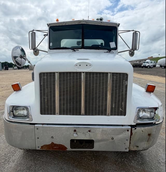 Image of Peterbilt 330 equipment image 1