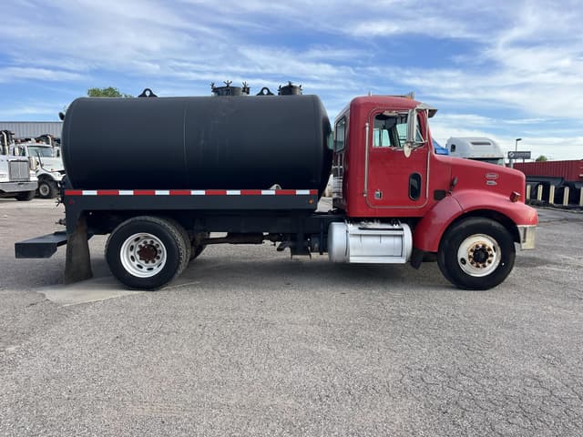 Image of Peterbilt 330 equipment image 3