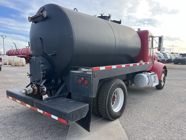 Image of Peterbilt 330 equipment image 4