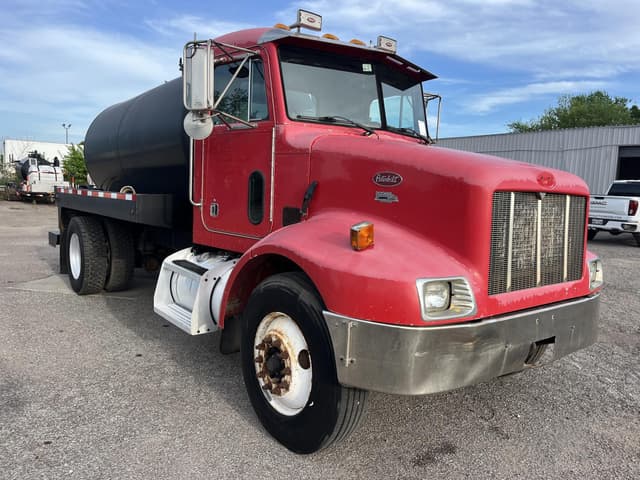 Image of Peterbilt 330 equipment image 2