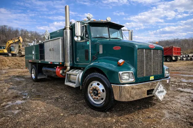 Image of Peterbilt 330 equipment image 4