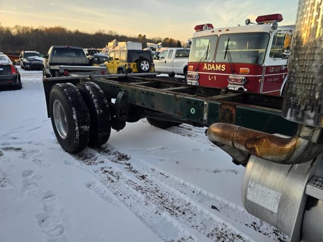 Image of Peterbilt 330 equipment image 4