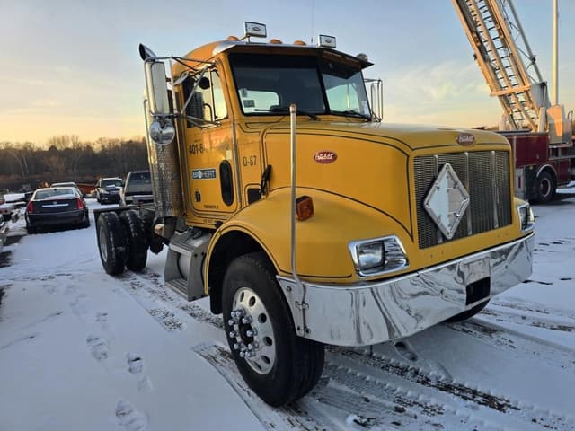 Image of Peterbilt 330 equipment image 2