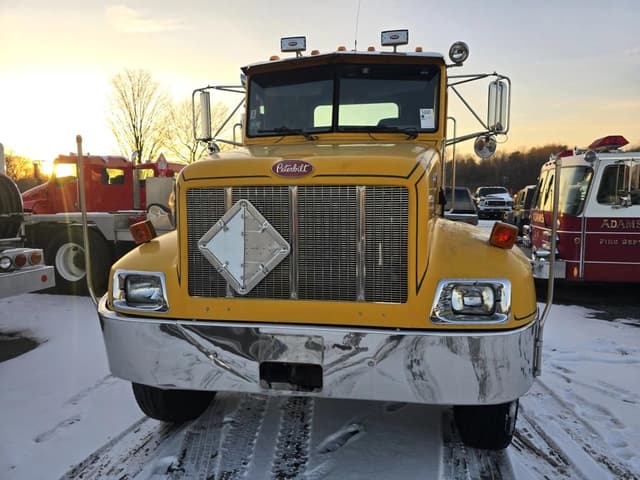 Image of Peterbilt 330 equipment image 1