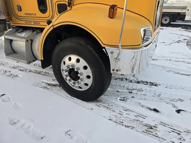 Image of Peterbilt 330 equipment image 3