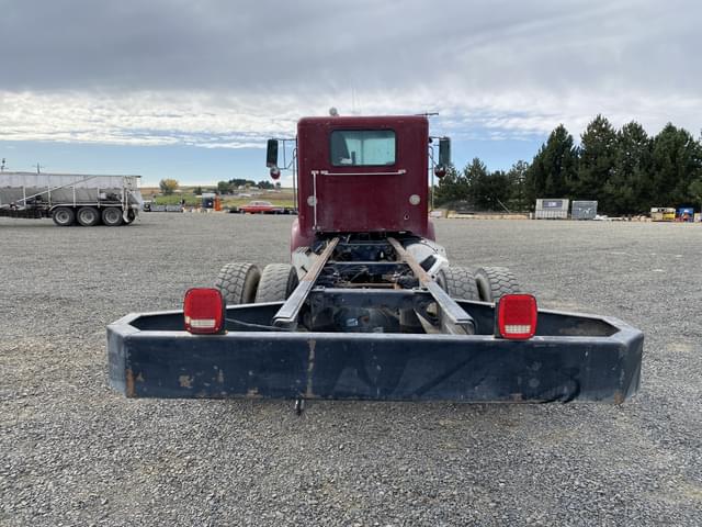 Image of Peterbilt 330 equipment image 4