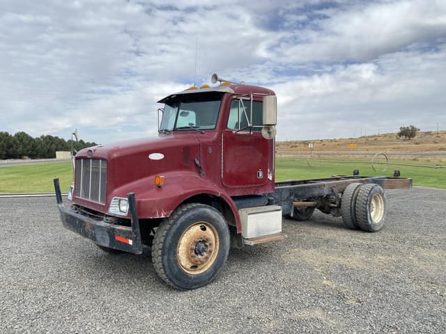 Image of Peterbilt 330 equipment image 1