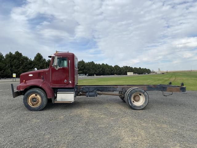 Image of Peterbilt 330 equipment image 2