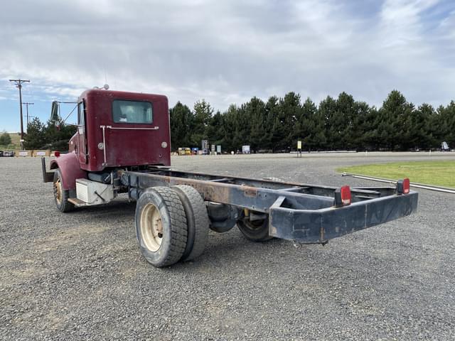 Image of Peterbilt 330 equipment image 3