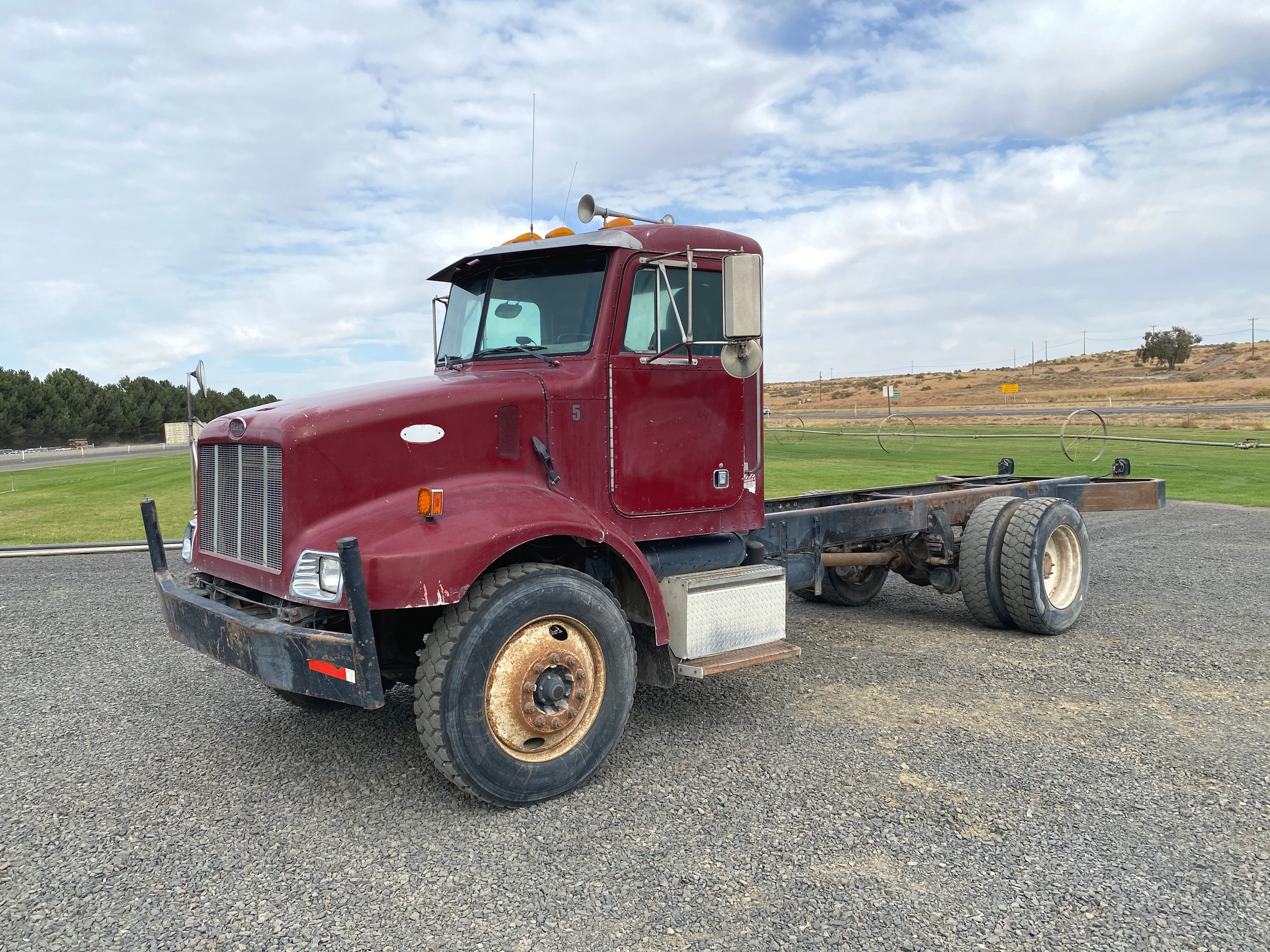 2002 Peterbilt 330 Equipment Image0