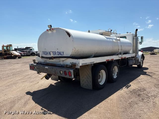 Image of Peterbilt 330 equipment image 4