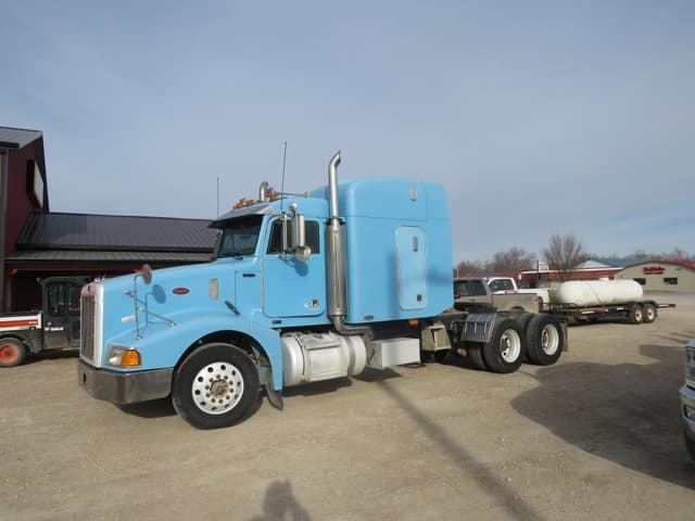 Image of Peterbilt 385 equipment image 1