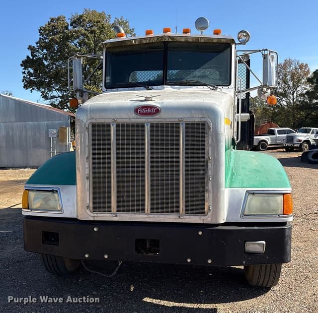 Image of Peterbilt 385 equipment image 1