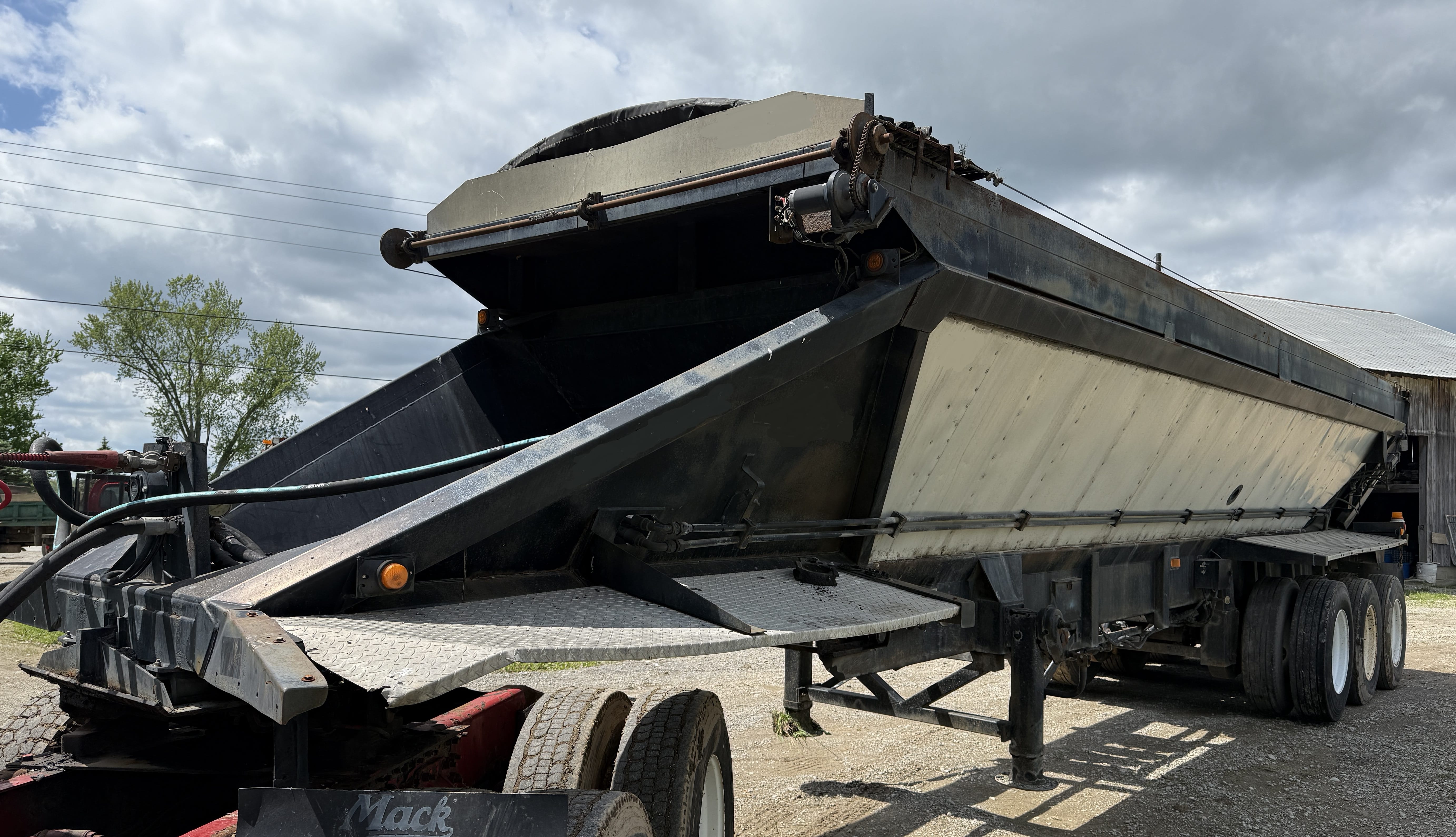 2002 Red River LB334 Equipment Image0