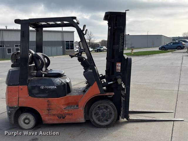 Image of Toyota 7FGCU25 equipment image 3