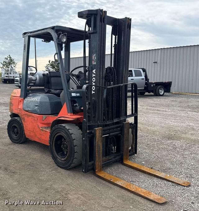 Image of Toyota 7FGU30 equipment image 2