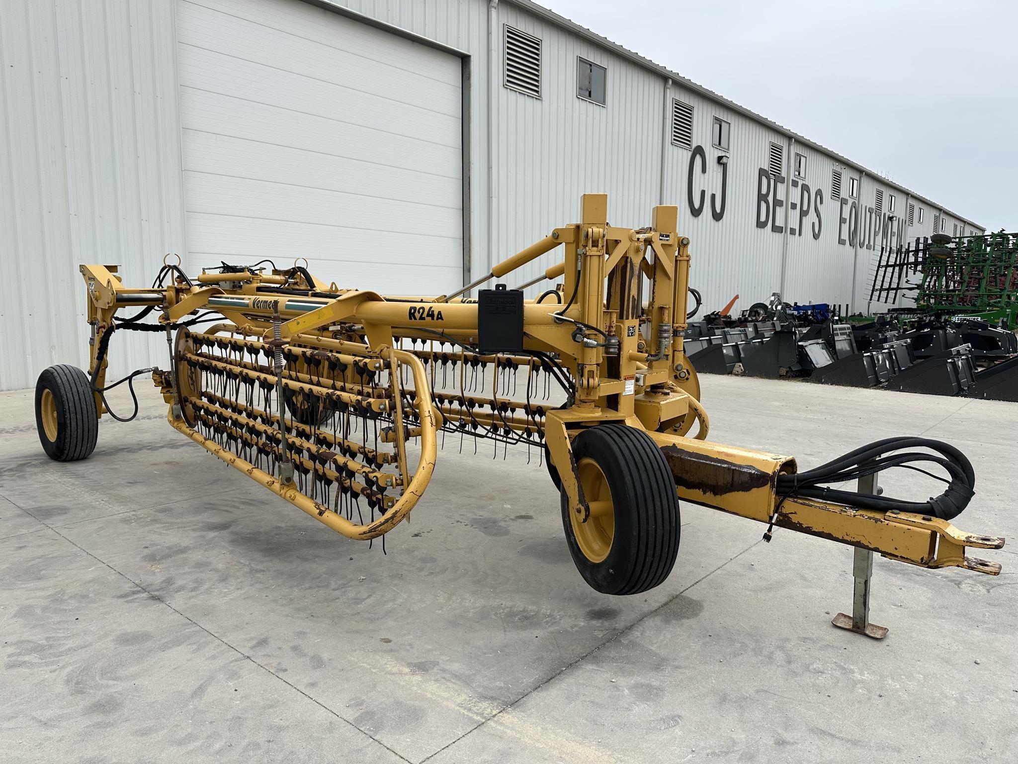 2002 Vermeer R24A Equipment Image0