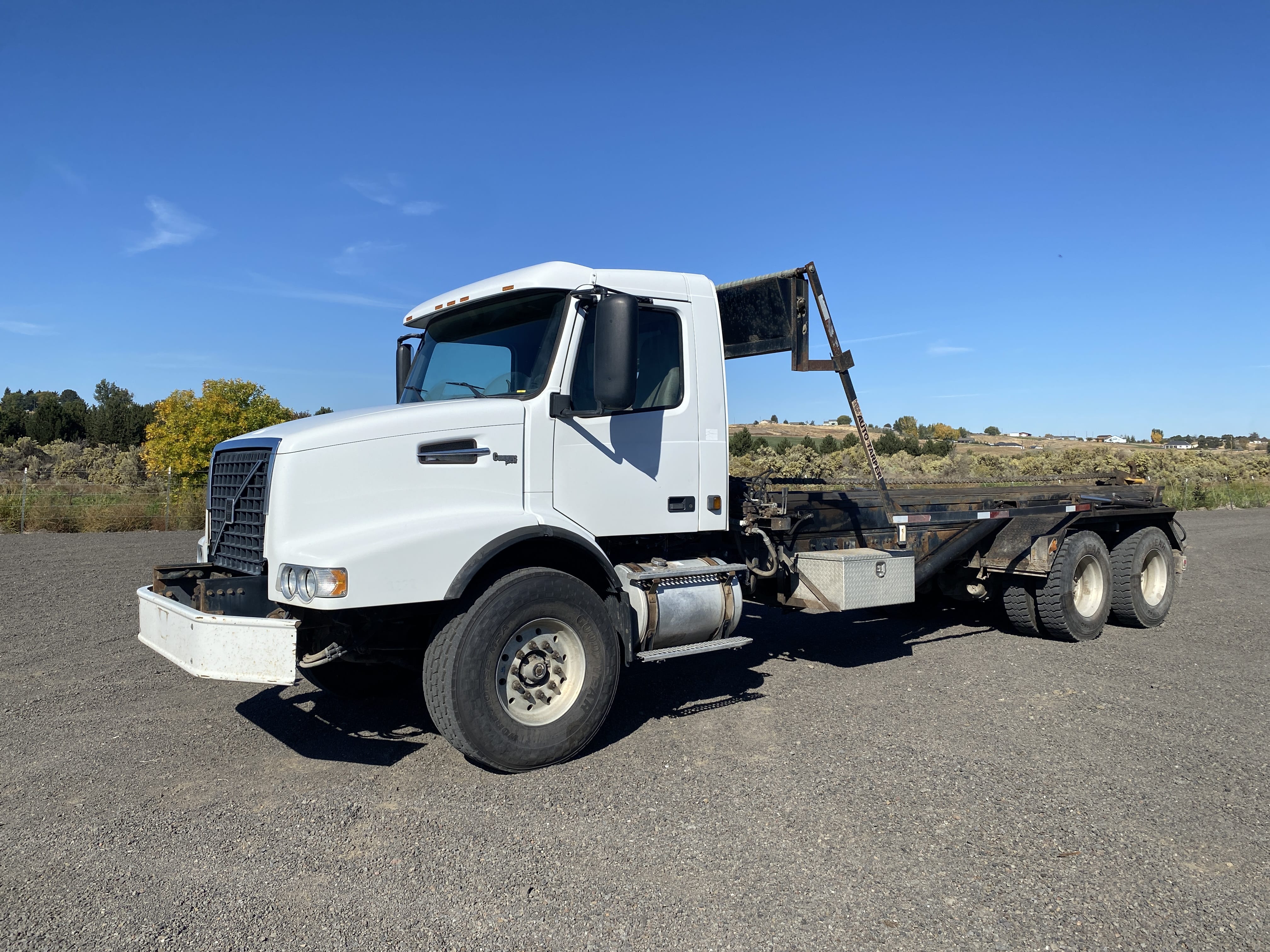 2002 Volvo VHD Equipment Image0